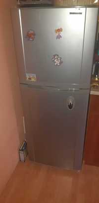 Хладилник с горна камера и диспенсър за вода-марка Самсунг-инокс