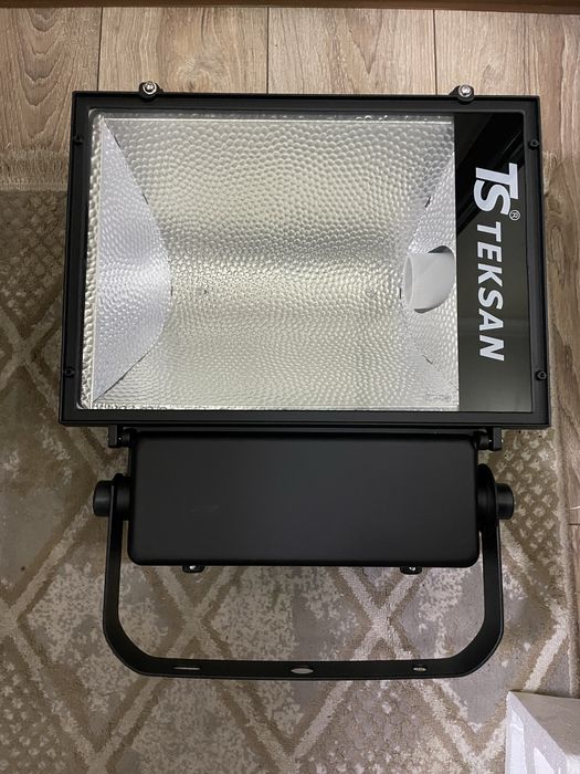 Продается Прожектор новый