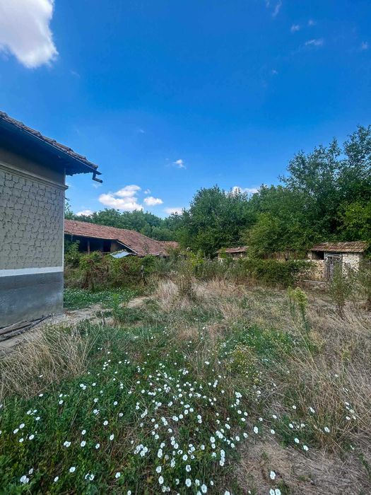 Продавам КЪЩА с огромен двор