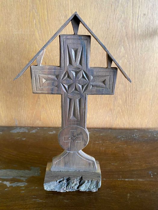 Cos impletit, covata, matura paie, icoane pe piatra si cruce lemn