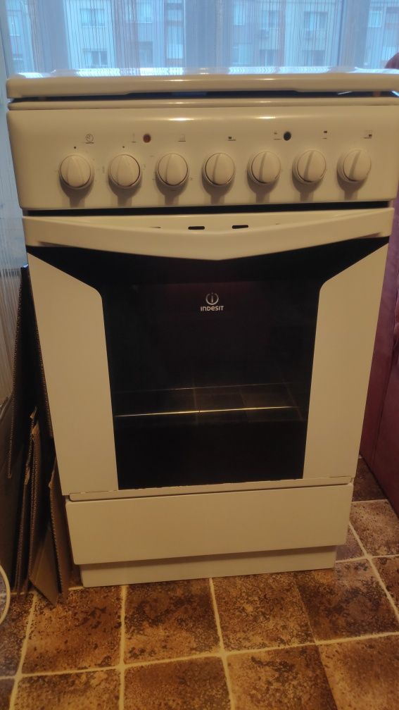 Продавам - готварска печка Indesit