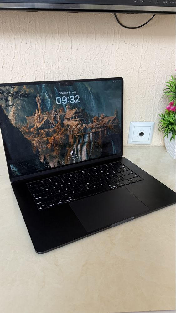 Macbook sotiladi