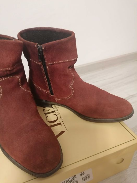 Botine burgundii, piele întoarsă, talpa joasa, marime 39
