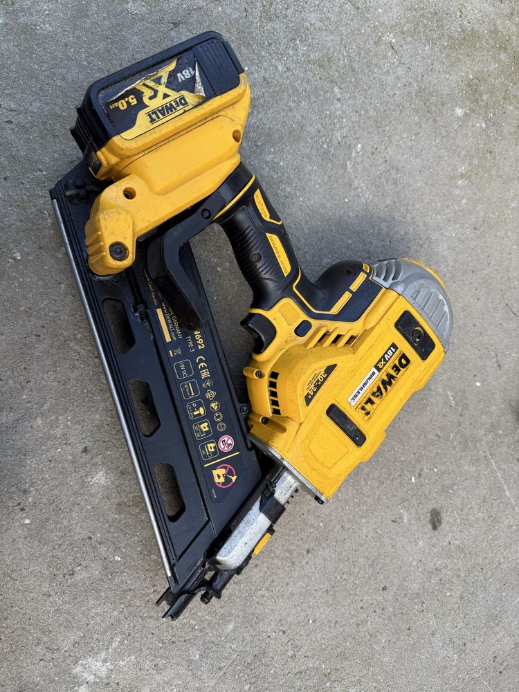 Акумулаторен такер за пирони  DeWALT