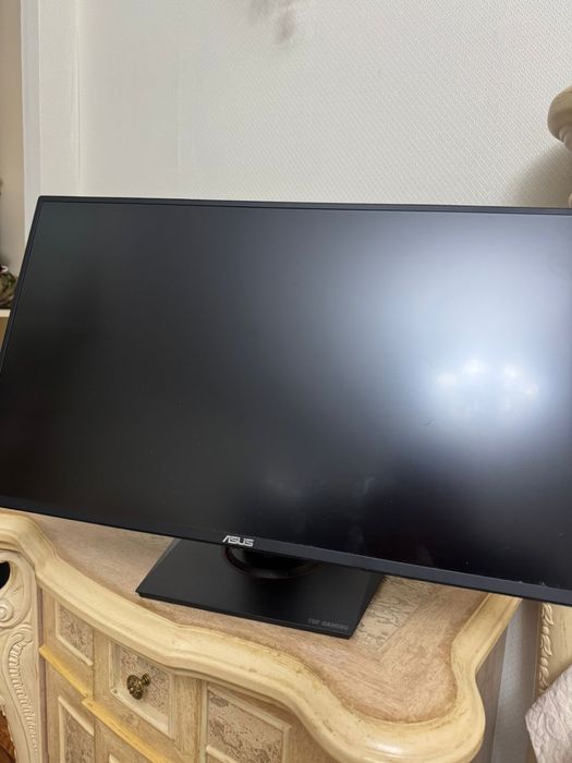 Игровой компьютер с монитором, клавиатурой и мышкой