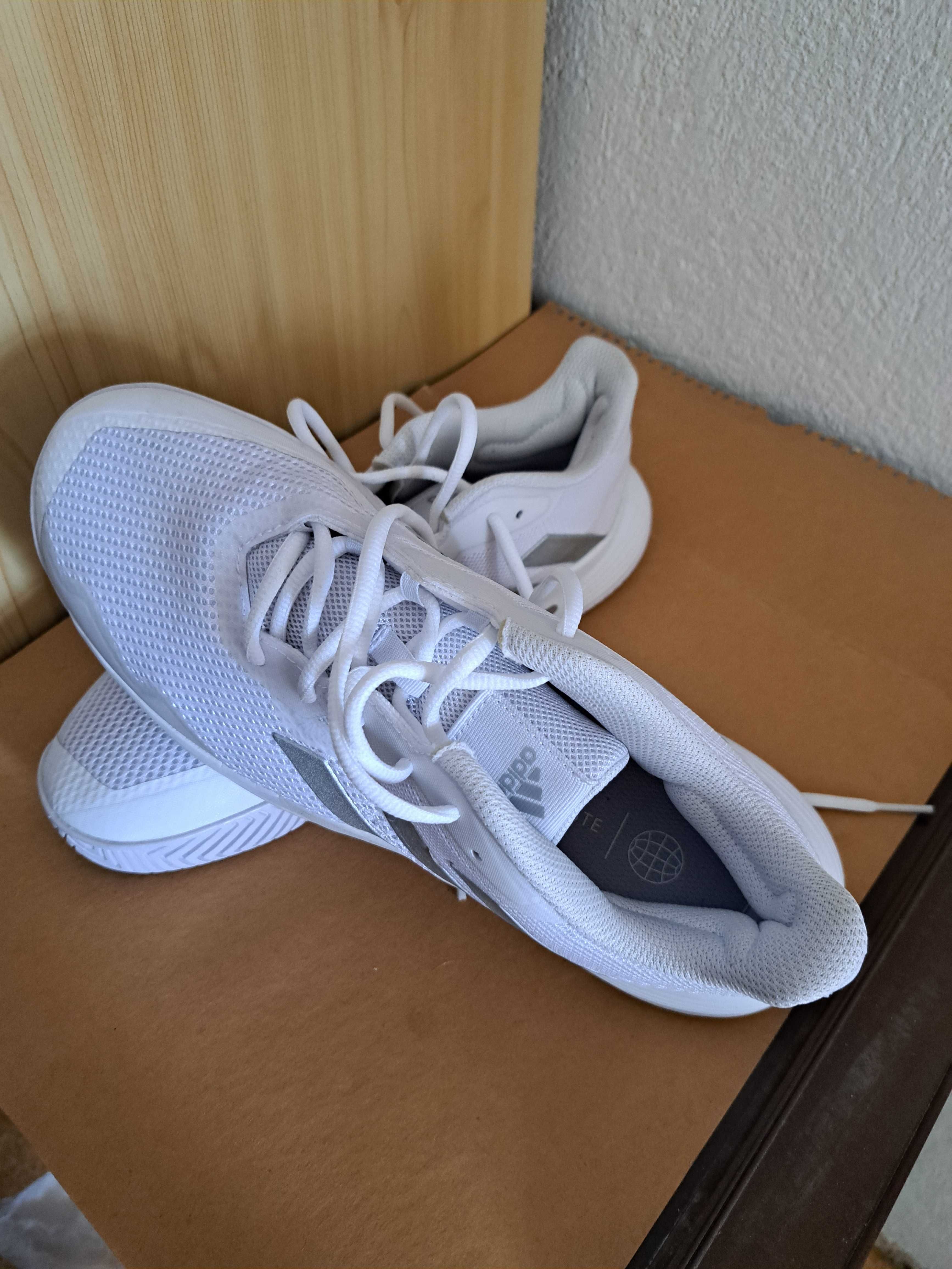 Маратонки Adidas номер 41