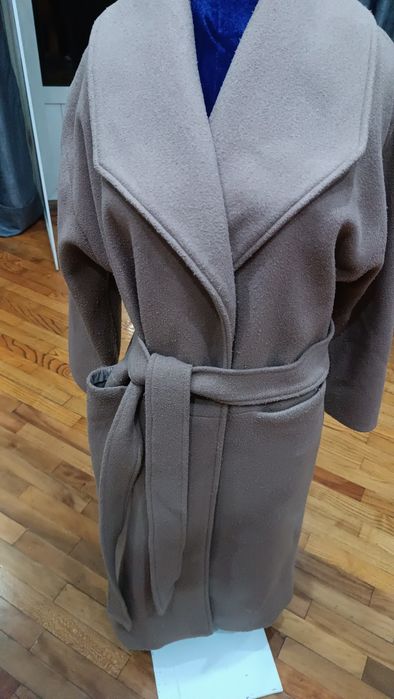 Польто женское молочное.