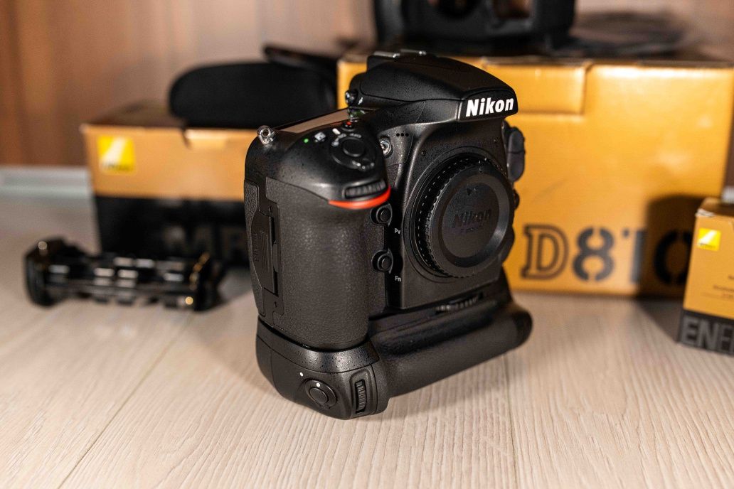 Kit Nikon D810 63K cadre + grip MB-D12 + Carduri + Baterii + Husa