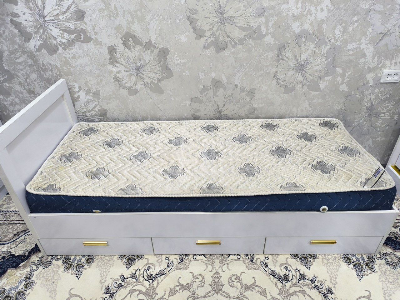 Sifatli divan sotiladi