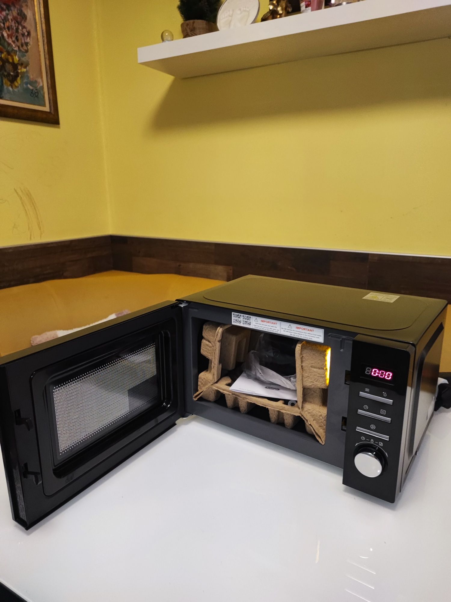 Микровълнова DeLonghi 20L нова