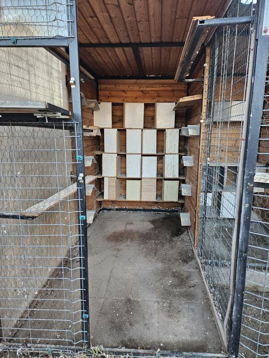 Vând două voliere complete