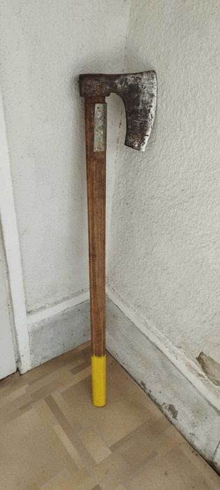 Продавам голяма тежка брадва за цепене на дърва