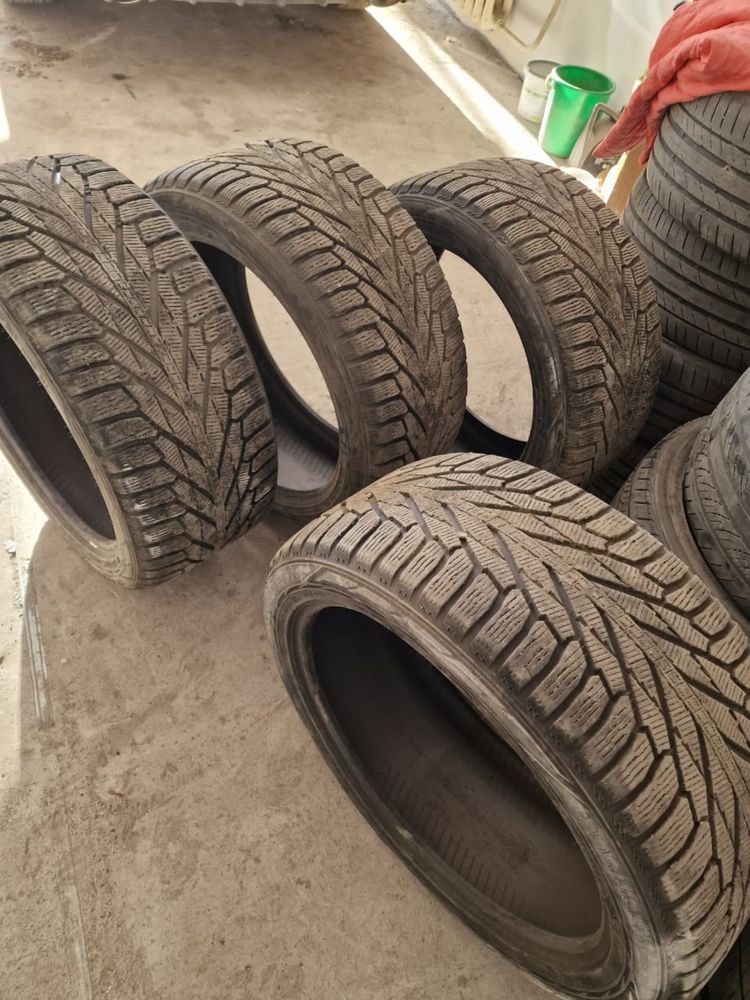 Продам зимние шины  295/40R21