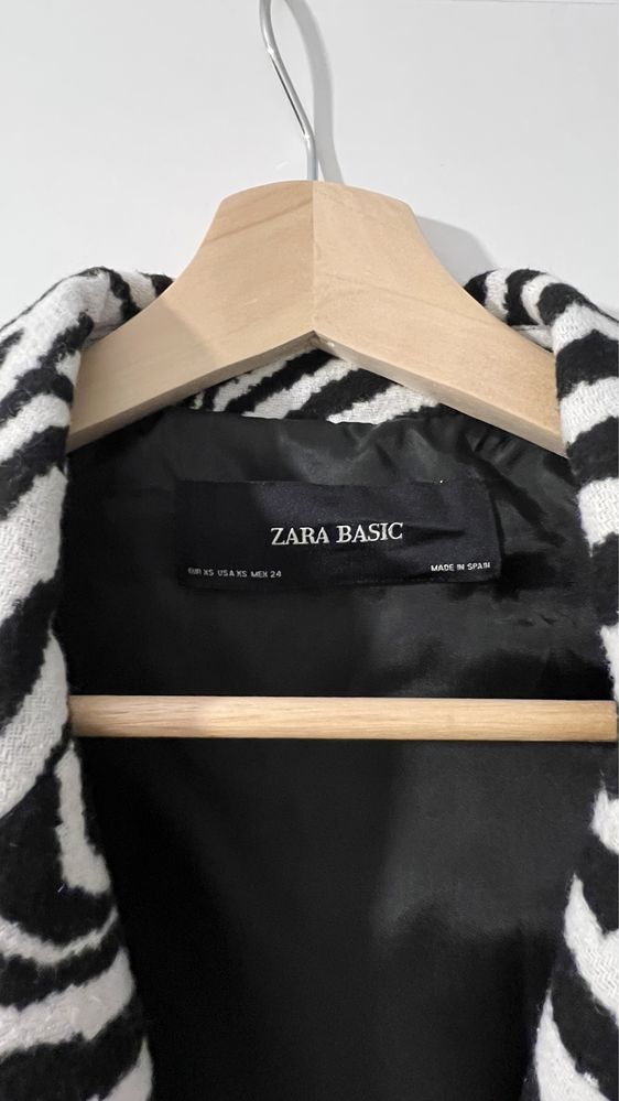 Palton Zara model zebra