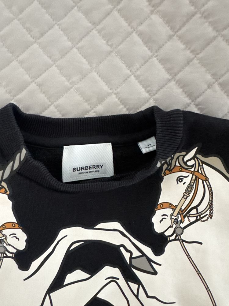 Почти нов оригинален детски суичер Burberry