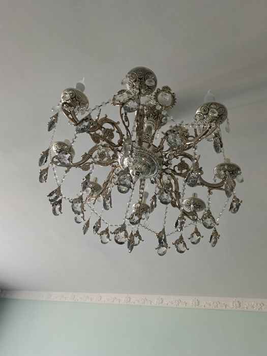 Продоеться люстра