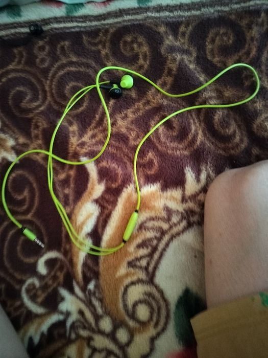 Dau la schimb trei perechi de căști cu fir pentru unele cu bluetooth