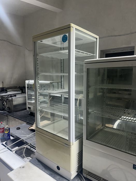 Сладкарска витрина