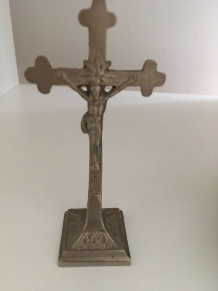 Vind crucifix din metal