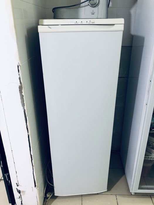 Морозильник новый, ползовались только месяц. Все работает чистый.