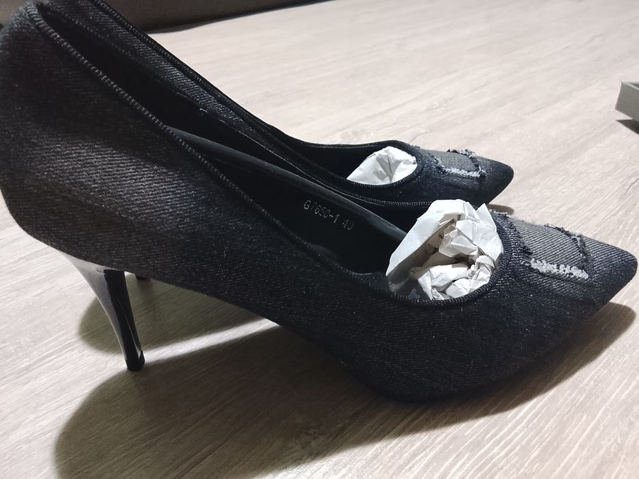 Официални обувки на ток,нови,40номер