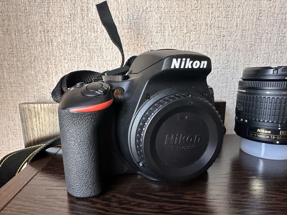 Nikon D5600 с обектив AF-P Nikkor 18-55mm