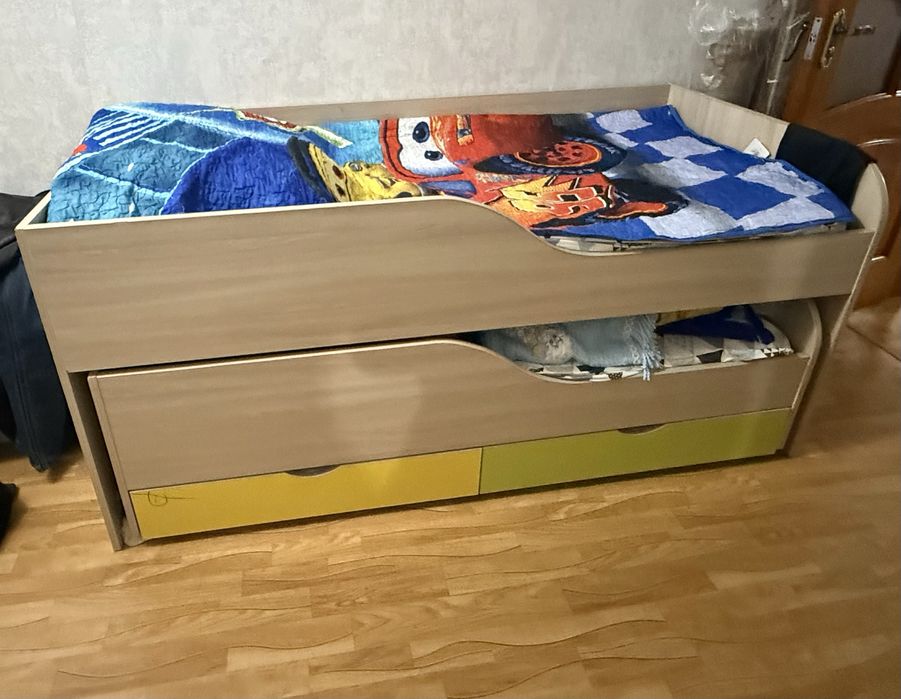 Продам двухъярусную детскую кровать выдвижная.