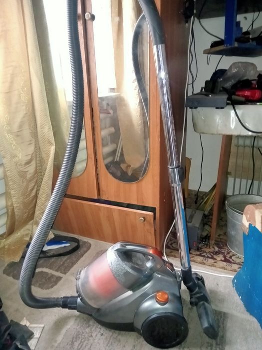 Пылесос отлично работает сильная присоска состояние бу все целое.