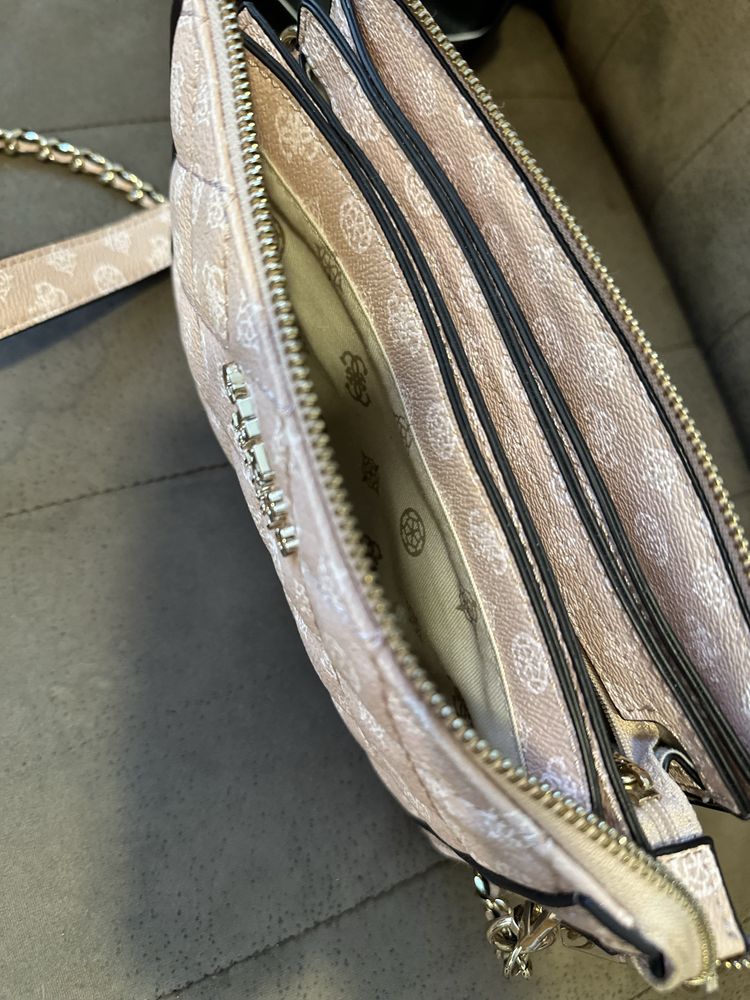 Малка чанта Guess с три разделения