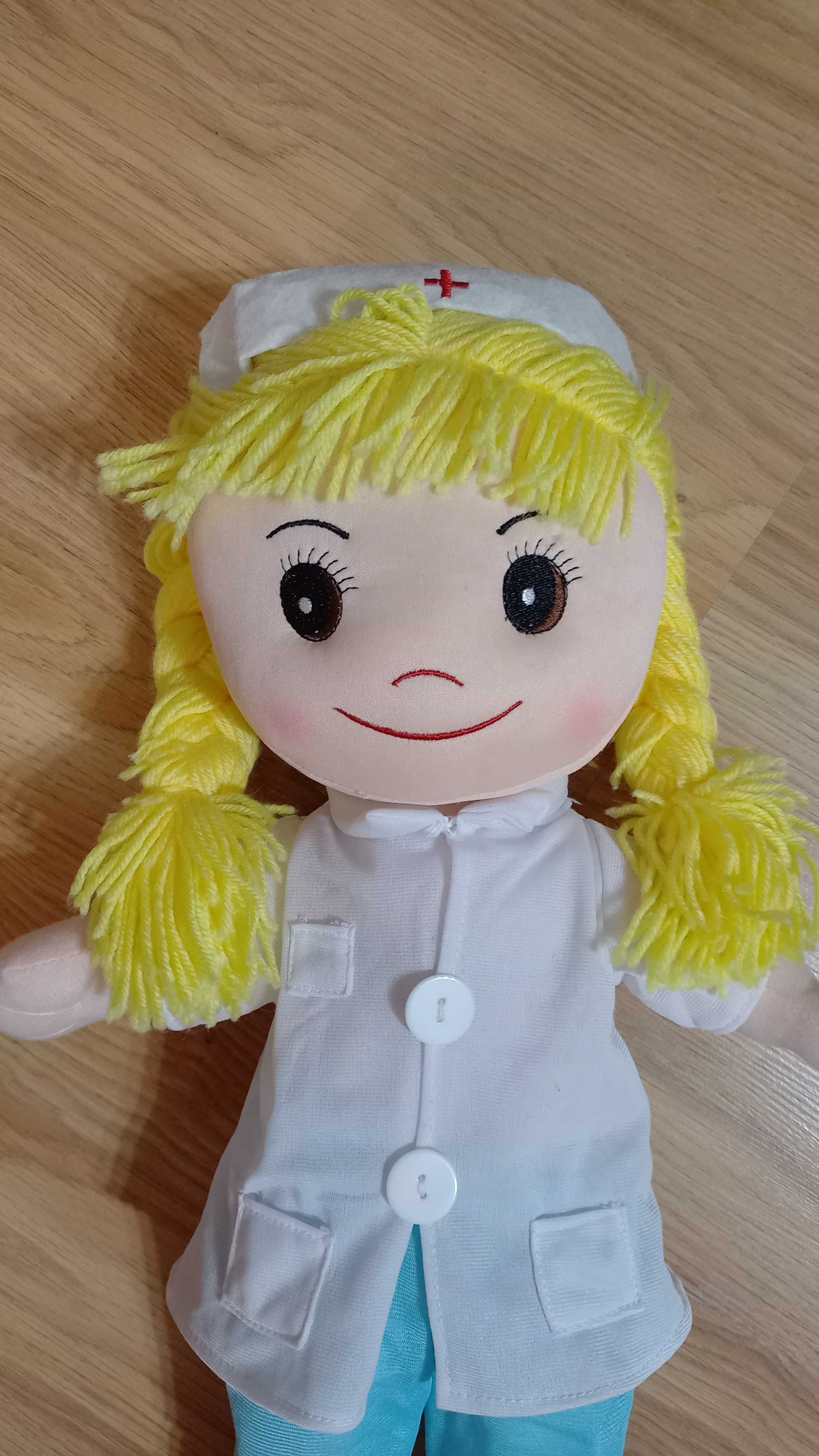 Кукла доктор на български език