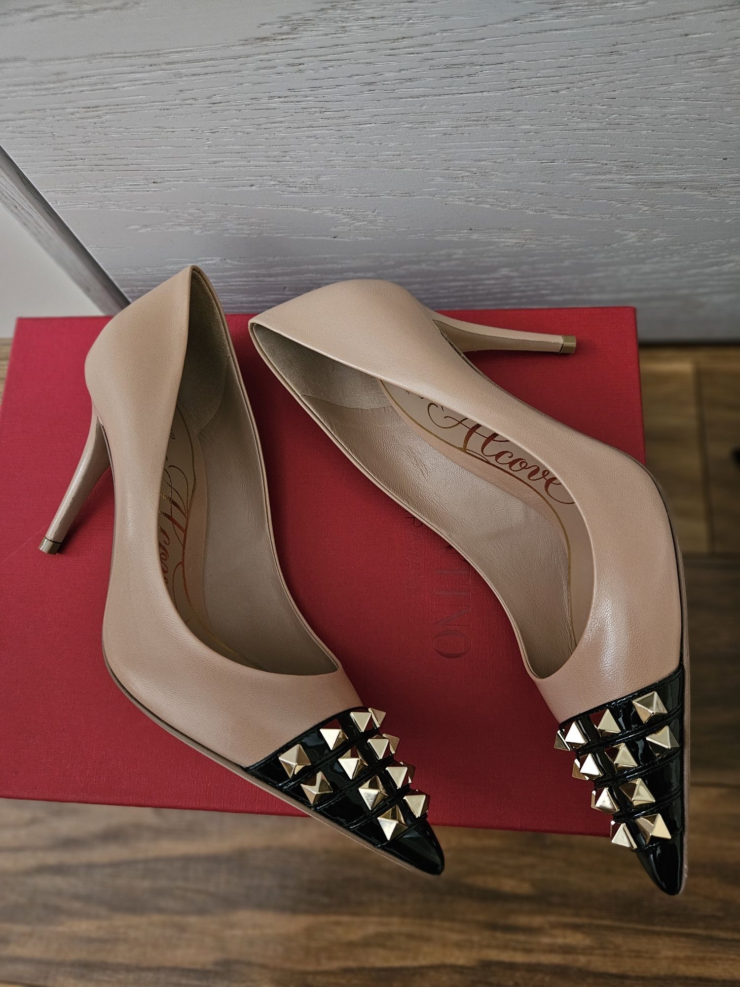 Нови Valentino Garavani на 1/3 от истинската цена