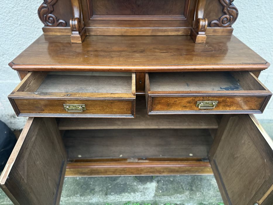 Антикварен бюфет/сервант от орех.