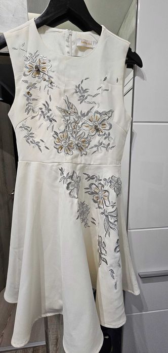 Бяла официална рокля