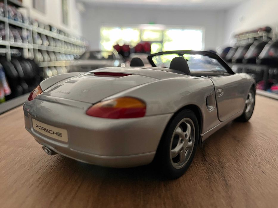 Метална колекционерска колички  UT Models PORSCHE BOXTER мащаб 1:18