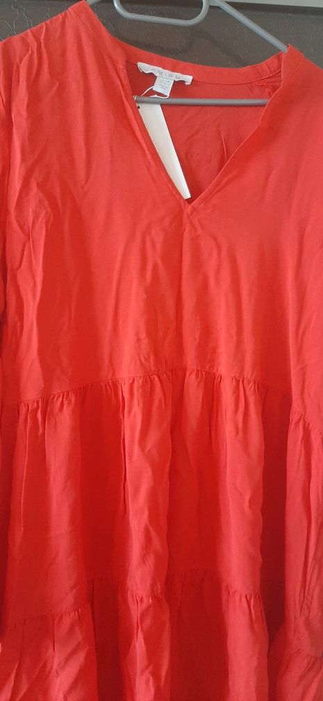 Червена рокля Амису
