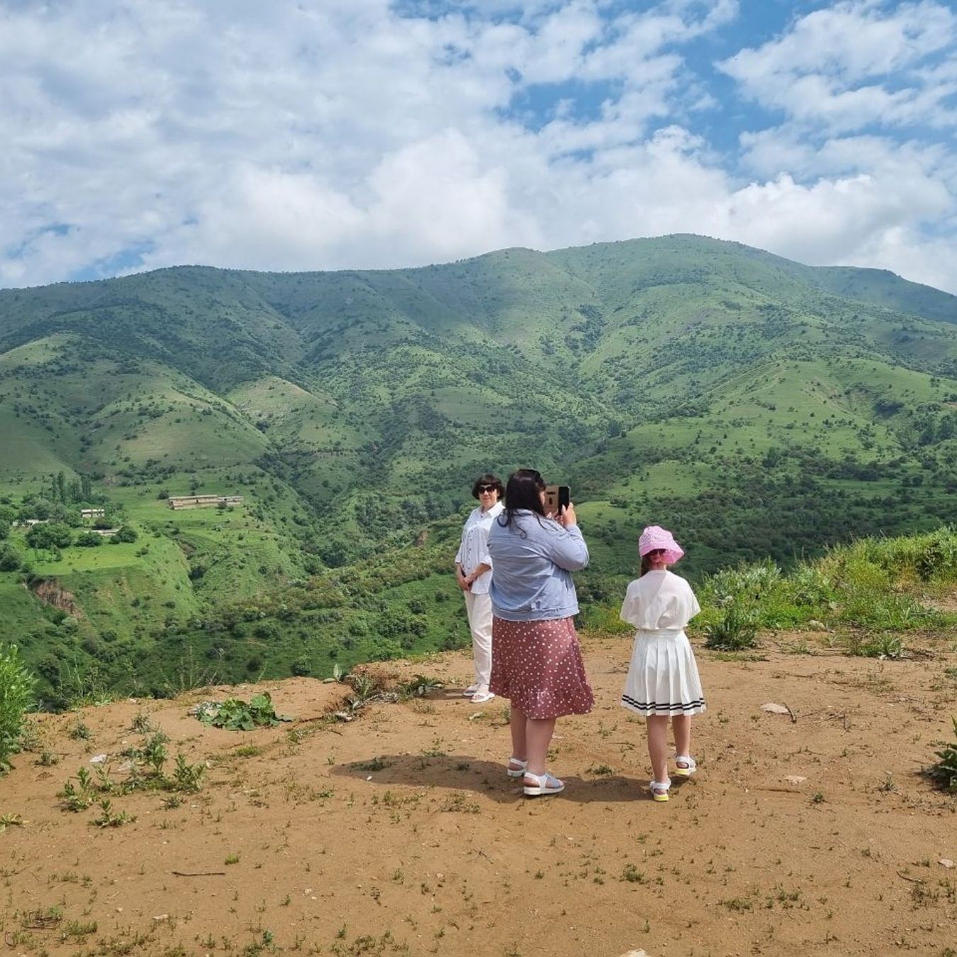 Excursions around Tashkent and in nature to the mountains Amirsoy etc.