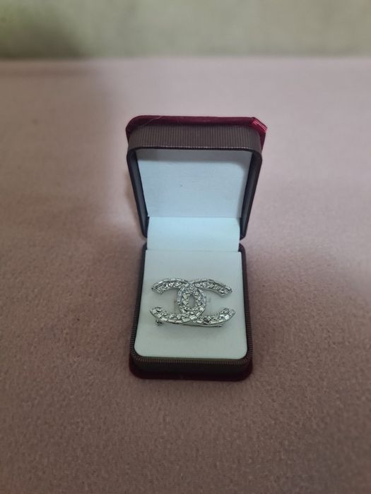 Brosa dama pe auriu sau argintiu