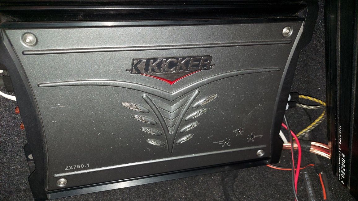 Vând sistem audio Kicker amplificator + subwoofer