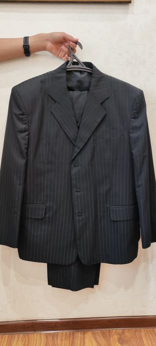 Продам костюм тройка черный в полоску