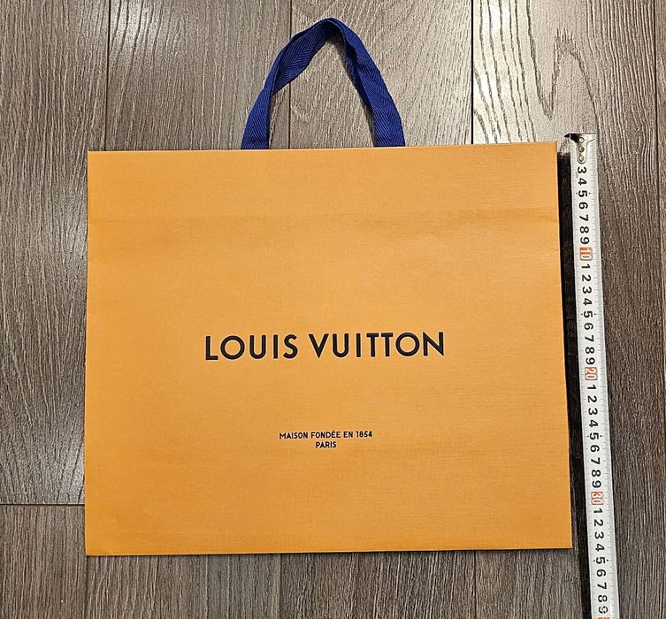 Харт. чанти на Louis Vuitton, Apple, Church's,  Gieves&Hawkes