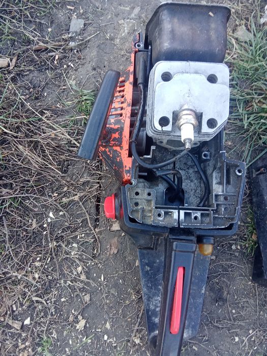 Vând o drujba e destul de buna daca se repara are un motor de 58putere