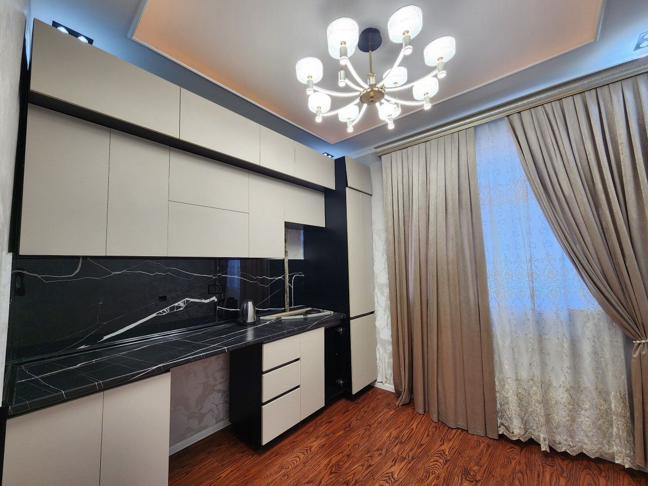 2-xonali 6-qavatda 68m² kvartira sotiladi.
8-qavatli Liftli dom.
Narx: