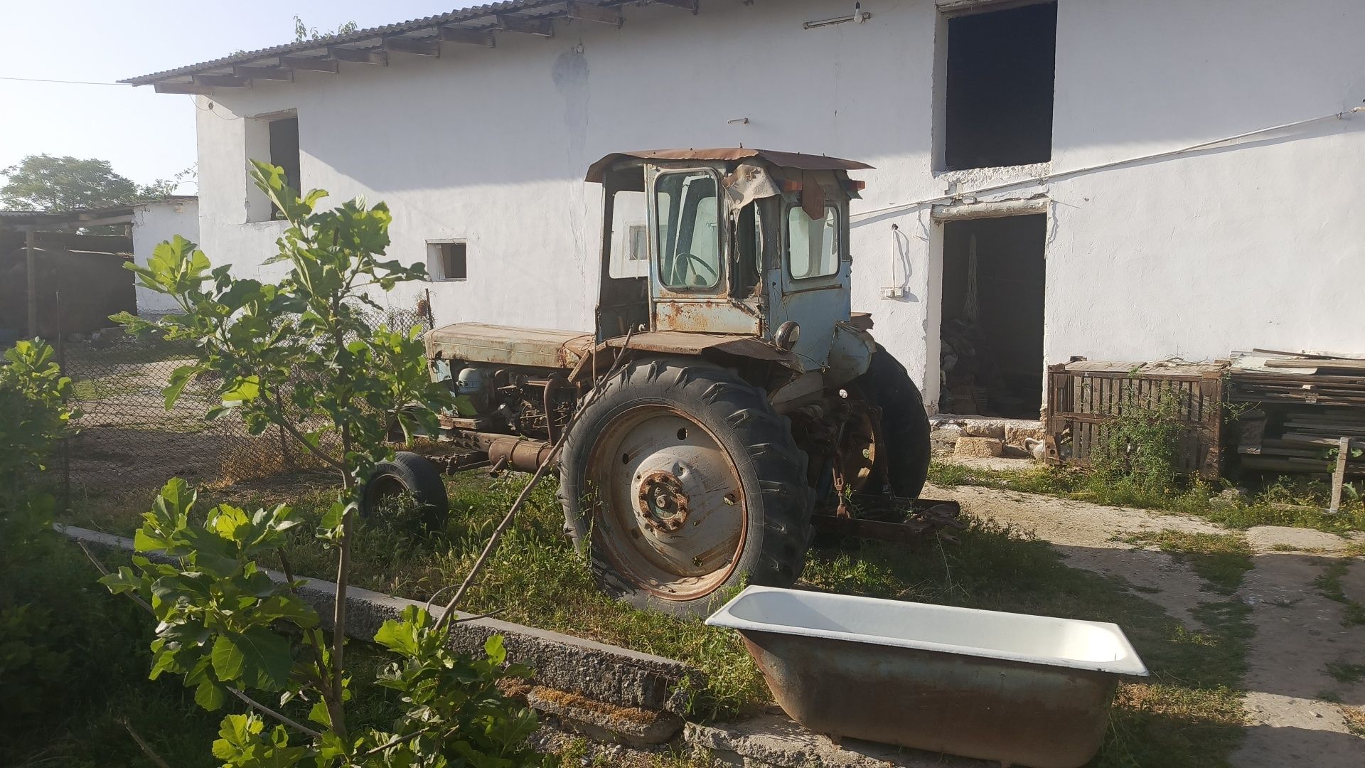 T-28 traktor sotiladi.
