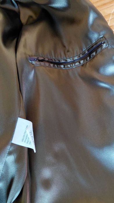 Продавам мъжко кожено яке.