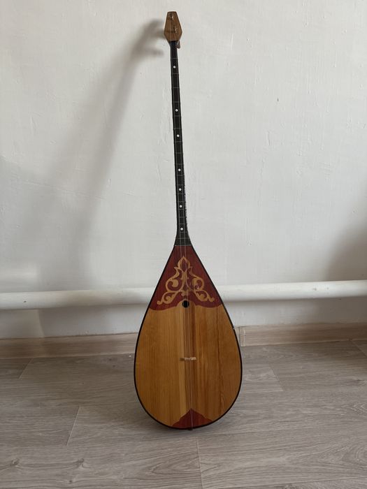 Домбыра сатылады.