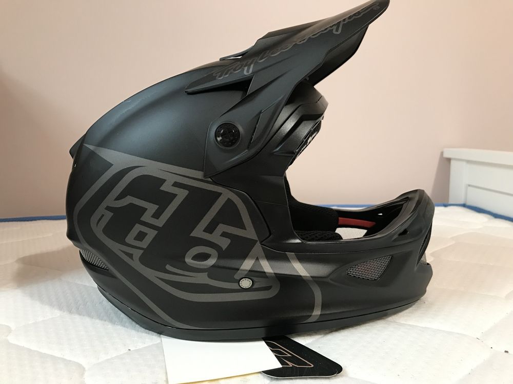 Каска Troy Lee Designs D3 Fiberlite