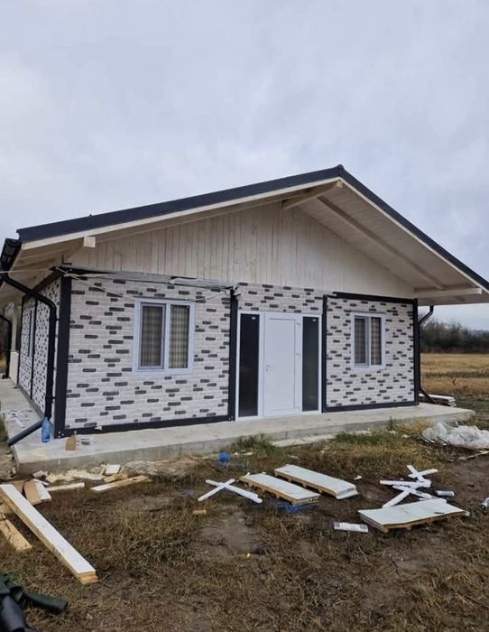 Vand casa pe structura metalica de locuit