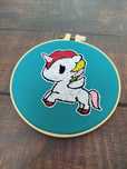 Unicorn brodat pe panza