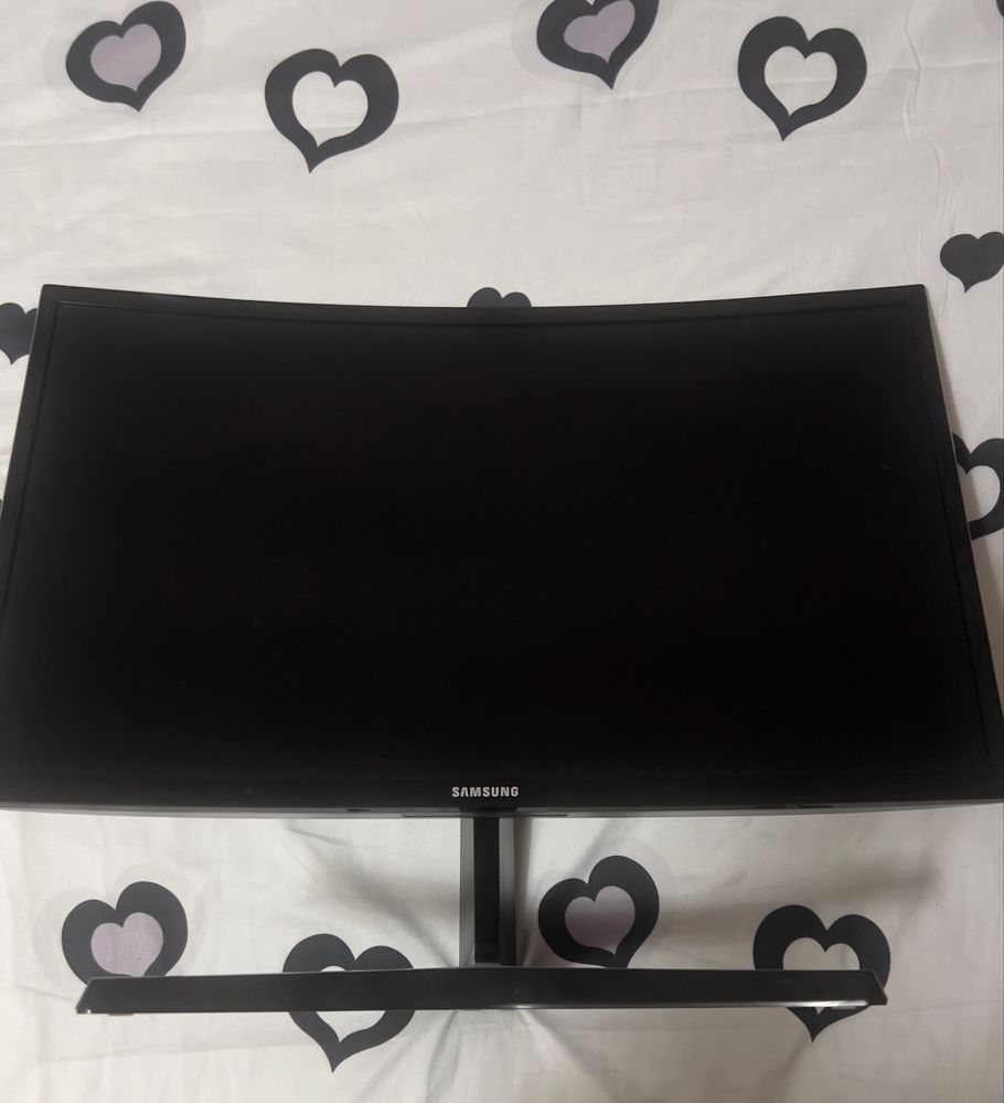 Vând masă gaming cu monitor tastatura si mause