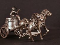 Сребърна миниатюрна колесница – изящна римска скулптура